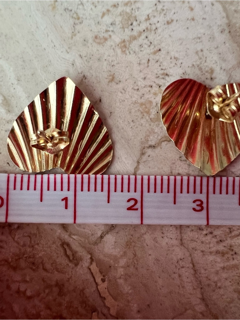 14k solid yellow gold heart earrings 0.9 grams Ribbed stud vintage estate - Picture 3 of 11